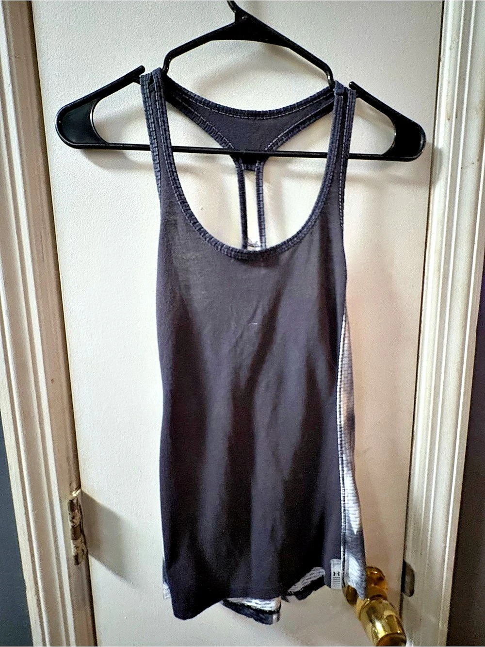 Under Armour Women's Racerback Tank in Black & White Like New size Medium